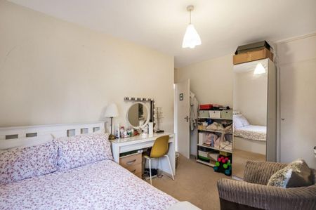 3 bedroom flat to rent - Photo 3