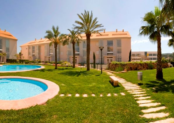 For long-term rent: apartment in Javea, Golden Garden urbanization, with 2 bedrooms and a pool.