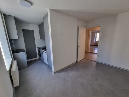 Grand appartement rénové de 4 pièces au 1er étage dans un quartier calme - Photo 2