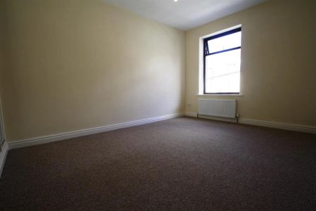2 bed end of terrace house to rent in Union Street, Greetland, Halifax - Photo 2