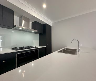 Stylish Low-Maintenance Home in Treeby Lake Estate - Photo 2