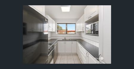 Top-Floor Apartment with City Views in a Boutique Complex of Eight - Photo 5