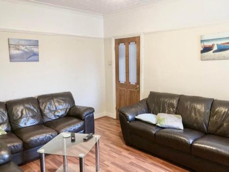 1 bedroom in a house share to rent - Photo 2