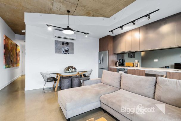 WELCOME TO THE 2 GIRLS BUILDING! SPACIOUS 1 BEDROOM APARTMENT WITH PRIVATE BALCONY - Photo 1
