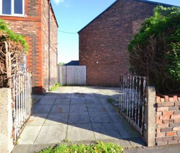 3 bedroom end of terrace house to rent - Photo 2