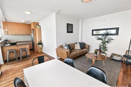 Super-sized, light-filled one-bedder with uninterrupted bay views - Photo 3