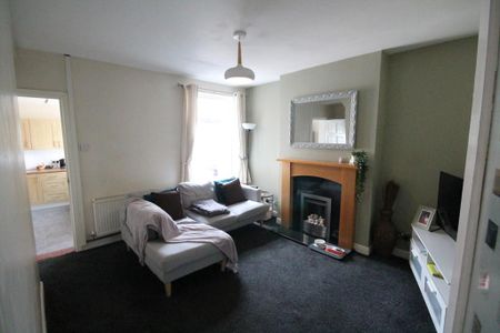 3 bedroom semi-detached house to rent - Photo 2