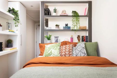 Extra Large High Double Ensuite: Three Bed Flat - Photo 2