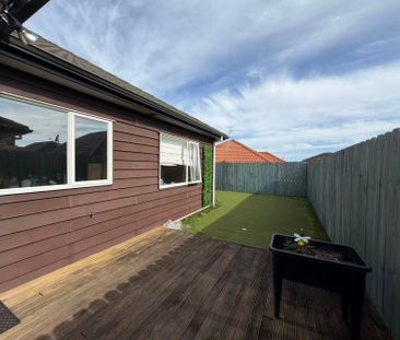 Modern 3-Bedroom Home with Easy-Care Backyard - Photo 5