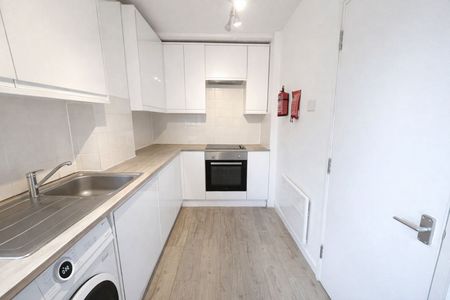 Room in a Shared Flat, Guildford Road, SW8 - Photo 2