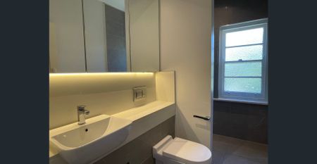 Art Deco Living in a quiet Cul-de-sac. - Photo 4