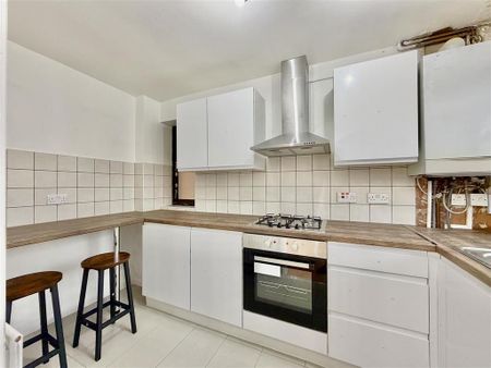 4 bedroom semi-detached house to rent - Photo 5