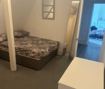 Room in a Shared Flat, Outram Road, CR0 - Photo 2