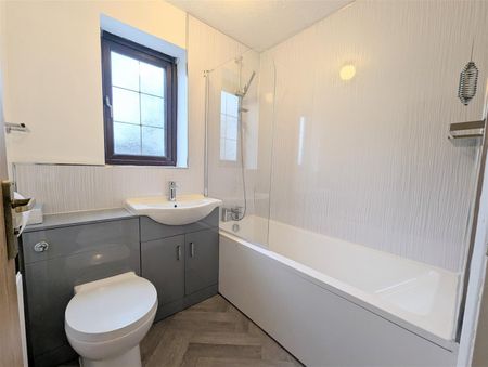 3 Beds - Detached house - - Photo 2