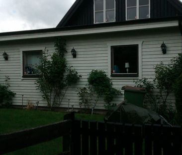LUGNT LÄGE! Möblerat rum i villa i Södra Sandby till kvinnlig student - Photo 1
