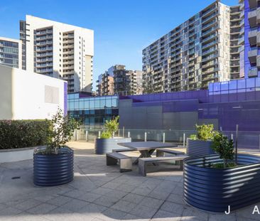Waterfront living in the heart of Docklands - Photo 5