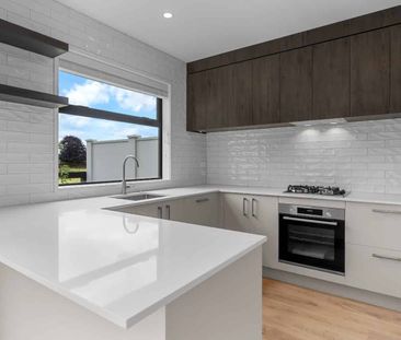 Brand-new townhouse overlooking the green belt - Photo 1