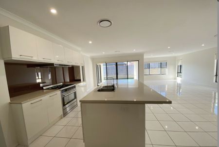 SPACIOUS FAMILY LIVING - Photo 2