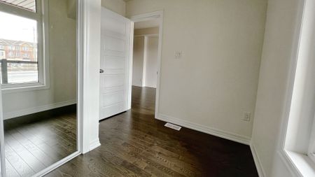 For Lease - 194 Vantage Loop Street, Newmarket, Ontario - Photo 4