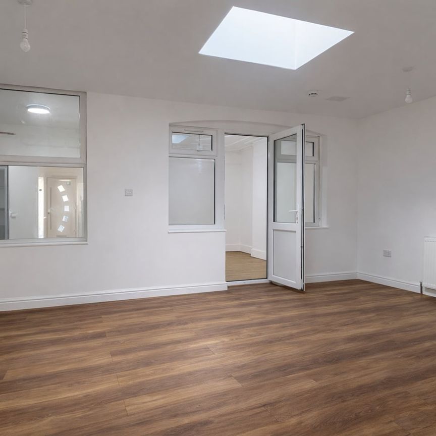 9 Bed End Terrace, Raymead Avenue, CR7 - Photo 1