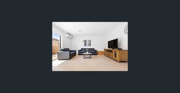 Stunning 3-Bedroom Townhouse in Prime Location! - Photo 1