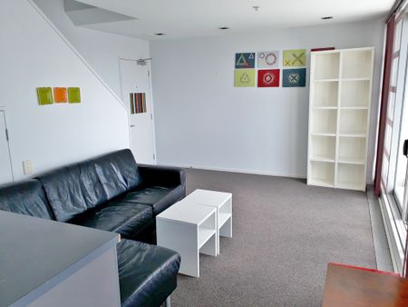 Two Level Apartment with Views Towards The Skytower - Photo 2