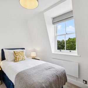 2 bedroom flat in London - Photo 2