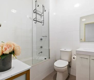 Bright and Stunning! - Photo 6