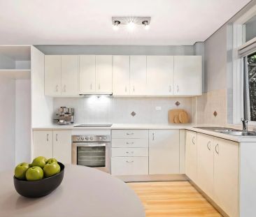 Stunning Ground Floor Apartment with Private Access and Courtyard - Photo 4