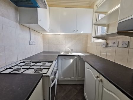 2 Bed Flat, Oak Tree Dell, NW9 - Photo 4