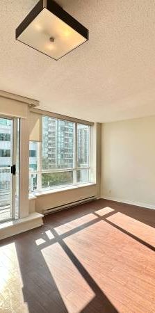 Beautiful Unfurnished 2B2B Corner Unit @ DT VAN - Photo 1