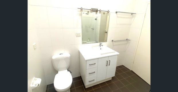 SPACIOUS HOMETTE WITH PRIVATE COURTYARD, IN A WONDERFUL LOCATION! - Photo 1