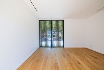 Moradia T6 de arquitetura moderna inserida no Golfe de Oeiras