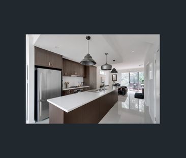 NEAR NEW – STYLISH & SPACIOUS – CONVENIENT LOCATION - Photo 4