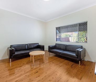 3 Beds Family House On A quiet Street Available Now ! ! ! - Photo 1