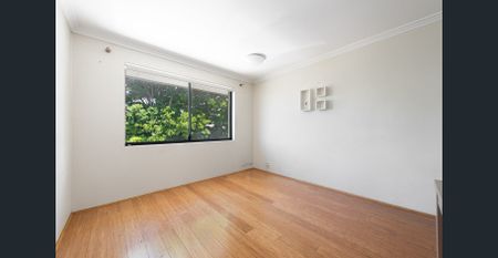 Five-minute walk to foreshore parklands and ferry - Photo 2