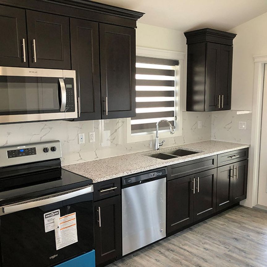 Kensington - 3 Bedroom/2.5 Bathroom - Upper Unit - 231 McArthur Cres - Photo 1