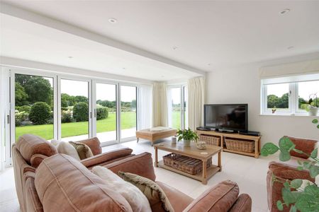 A magnificent family home with stunning gardens and it's own lake. - Photo 4
