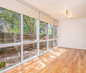 Light Filled Townhouse in Perfect Location - Photo 1