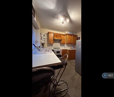 1 bedroom in a flat share to rent - Photo 3