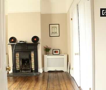 Bright room in 4-bedroom apartment in Terenure, Dublin - Photo 2
