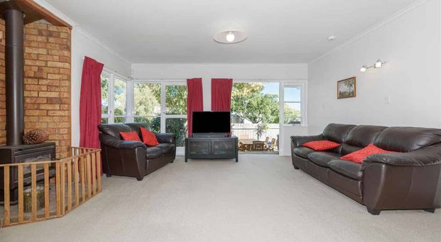 Three bedroom family home in Henderson - Photo 1