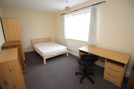 3 bedroom flat to rent - Photo 2