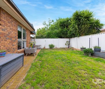 WARM & WELCOMING FAMILY HOME IN A QUIET CAROLINE SPRINGS COURT - Photo 5