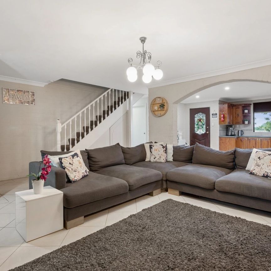 7 Bedroom Home with 1 Bedroom Grannyflat in Great Location!!! - Photo 1