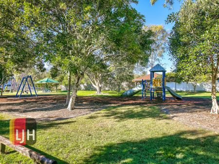 GREAT AIR CONDITIONED FOUR BEDROOM LOW SET HOME! - Photo 4