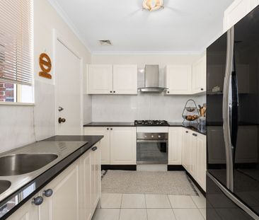 Sunlit Townhouse Offering Space, Comfort and Lifestyle Convenience - Photo 5