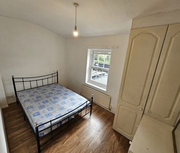 2 Bed Terraced House, Ilford, IG1 - Photo 3