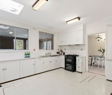 8 Berkley Avenue, Heidelberg VIC 3084 - Photo 2