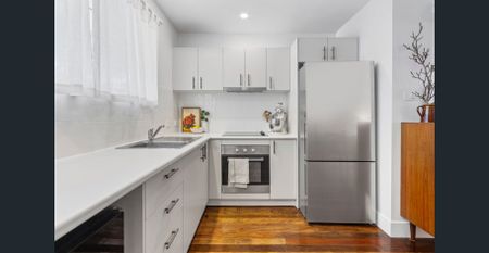 Meticulously presented & ideally located - Photo 2